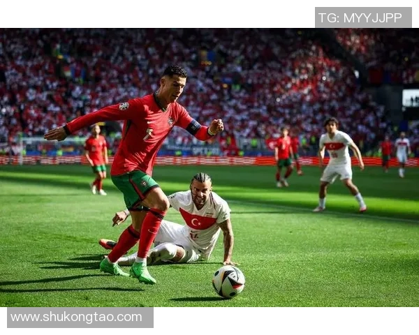 各大足球明星因感人时刻泪洒赛场展现真实情感与无尽热爱