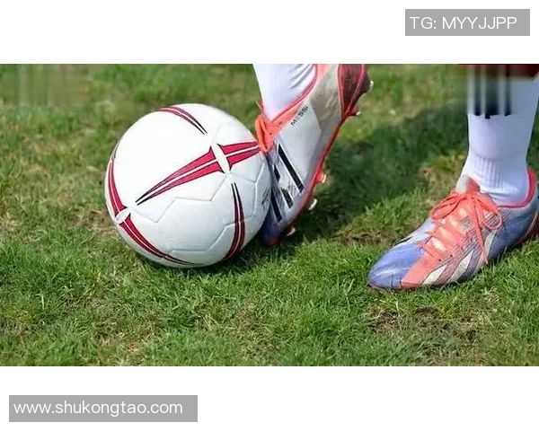 足球明星如何运用脚背正面技巧精准踢球提升比赛表现与观赏性